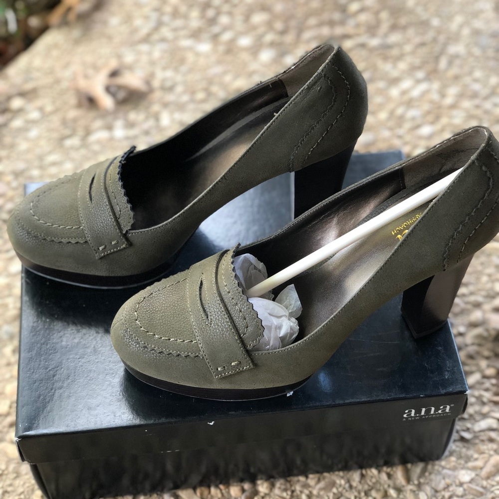 NWT olive green loafer pumps